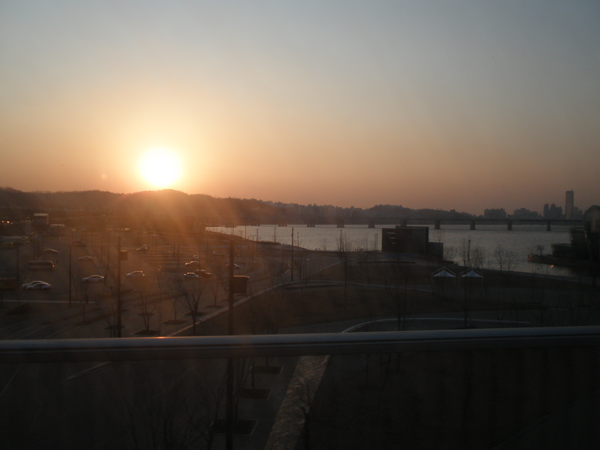 漢江から見た「太陽」